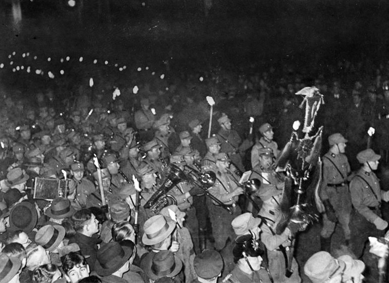 Fackelzug zur Machtergreifung Hitlers – Quelle: Bundesarchiv 102-02985A